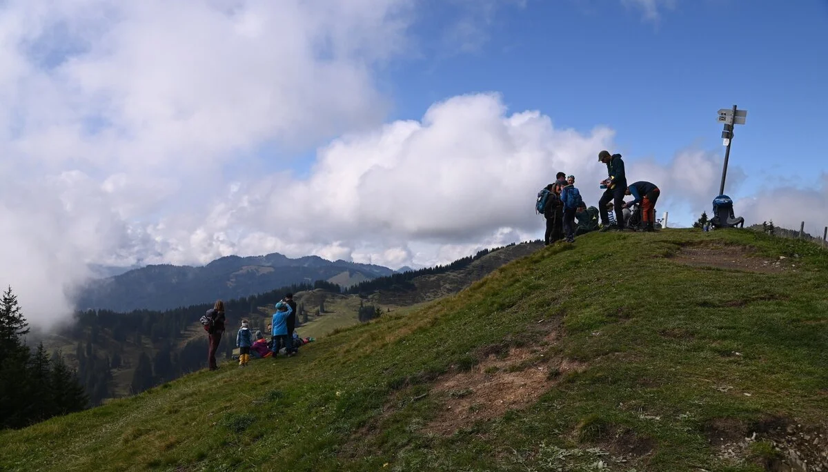 Eine kurze Entscheidungsphase, ob wir noch auf das Riedberger Horn gehen | © Michael Puppe