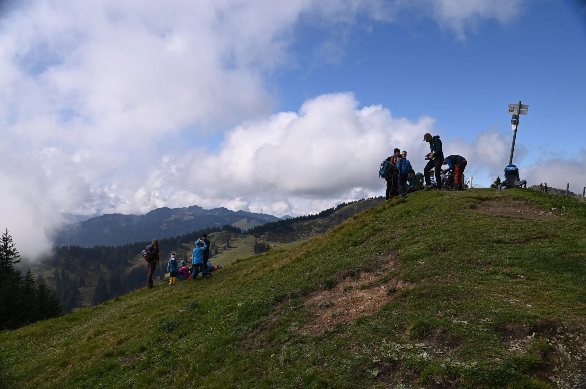 Eine kurze Entscheidungsphase, ob wir noch auf das Riedberger Horn gehen | © Michael Puppe