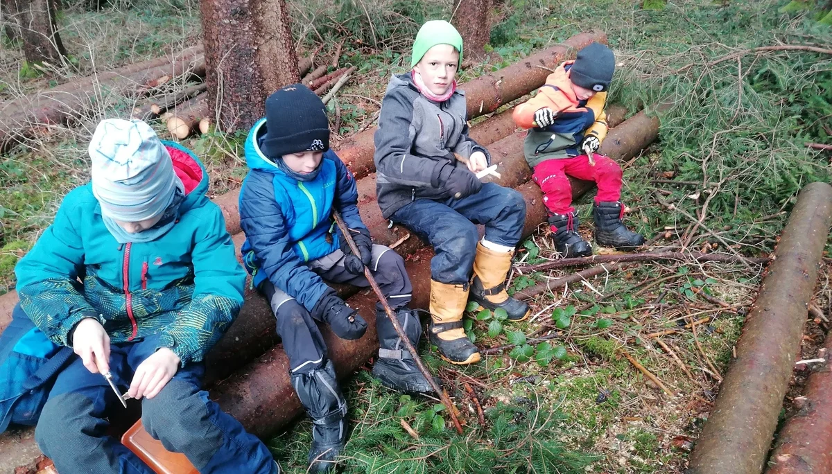 Stöcke schnitzen fürs Stockbrot | © DAV/Mareen Mühle