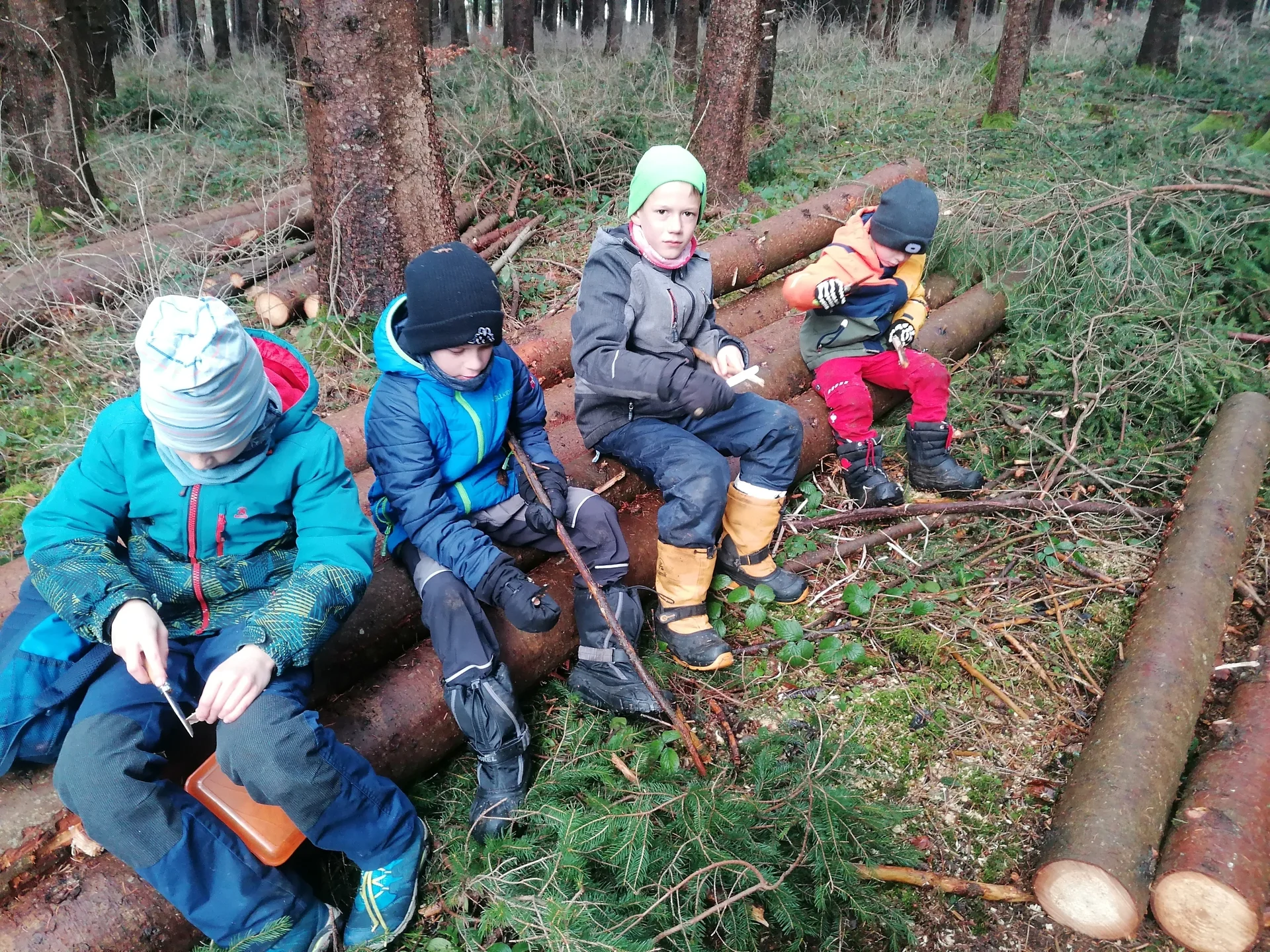 Stöcke schnitzen fürs Stockbrot | © DAV/Mareen Mühle