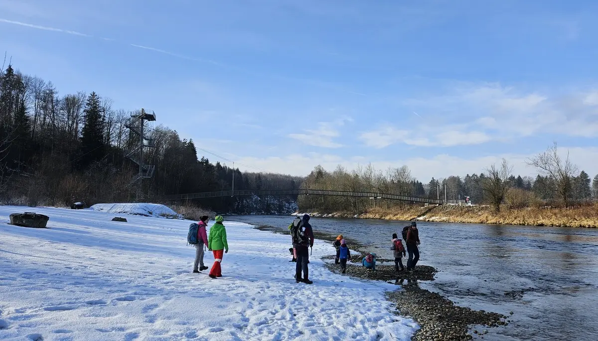 Uferlandschaft mit Turm und Hängebrücke | © DAV/Mareen Mühle