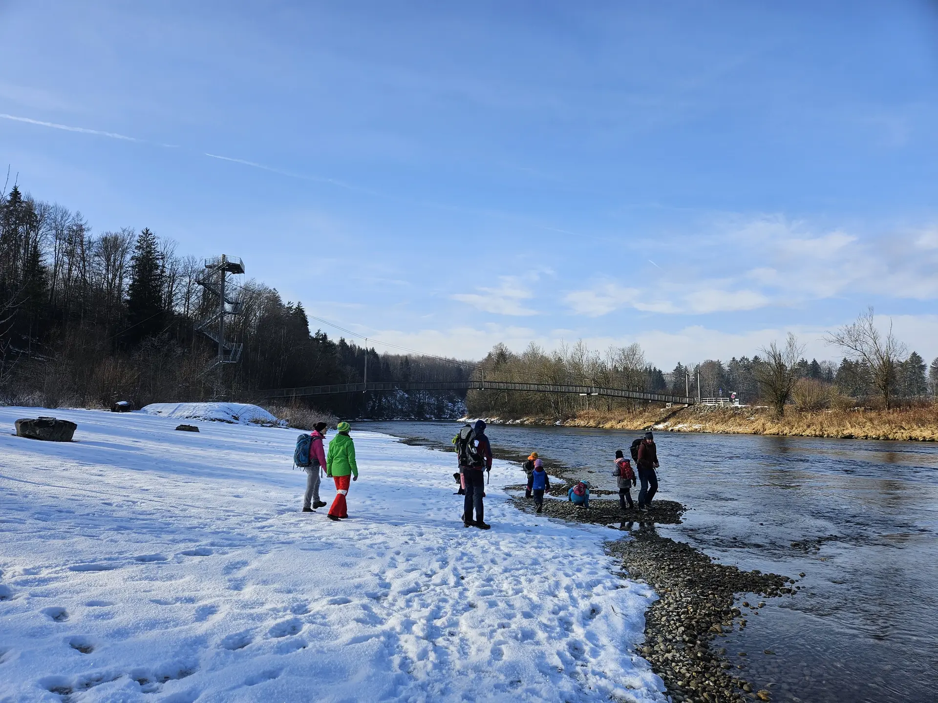 Uferlandschaft mit Turm und Hängebrücke | © DAV/Mareen Mühle