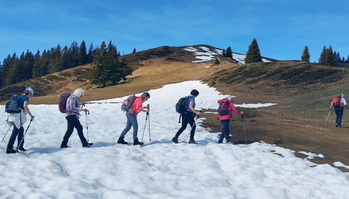 Über Krokuswiesen und letzte Schneereste | © Alena Srovnalova