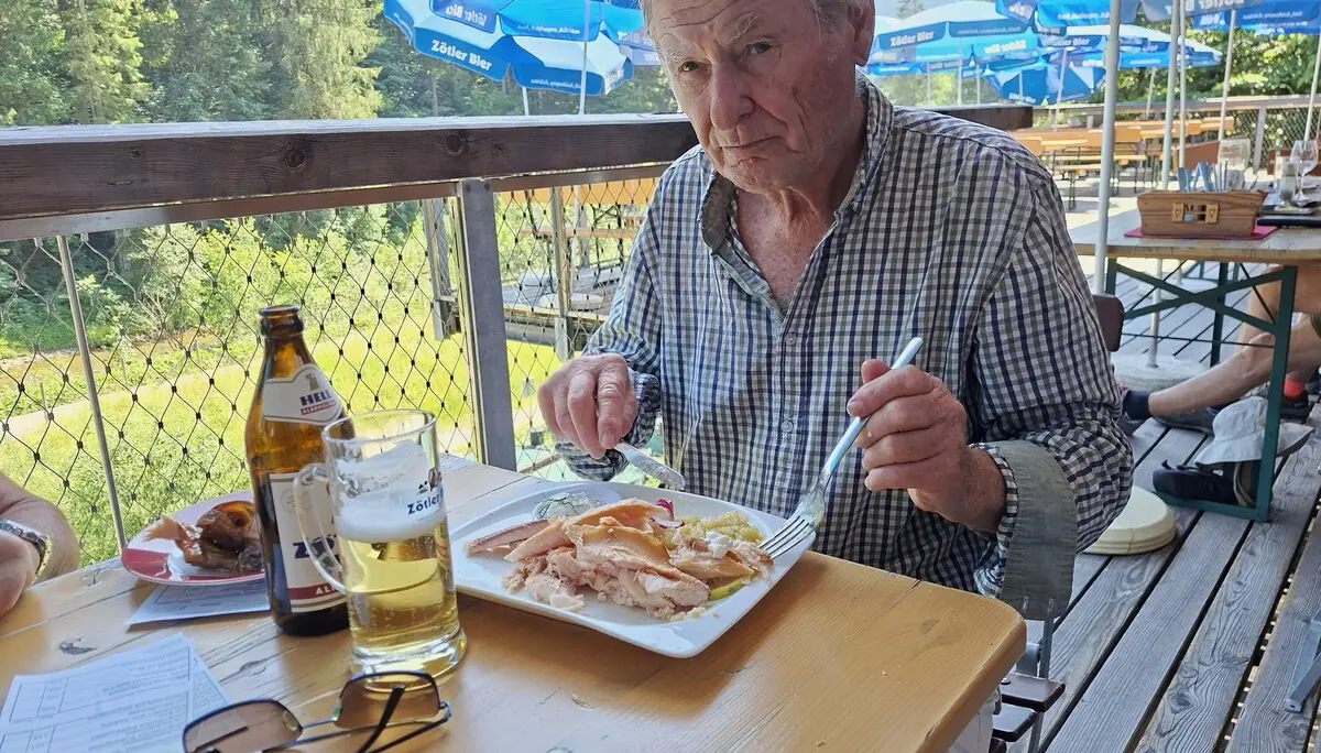 Wanderung von Gunzesried zum Ofterschwanger Horn - Manfred genießt die Brotzeit | © DAV/Helga Obermüller