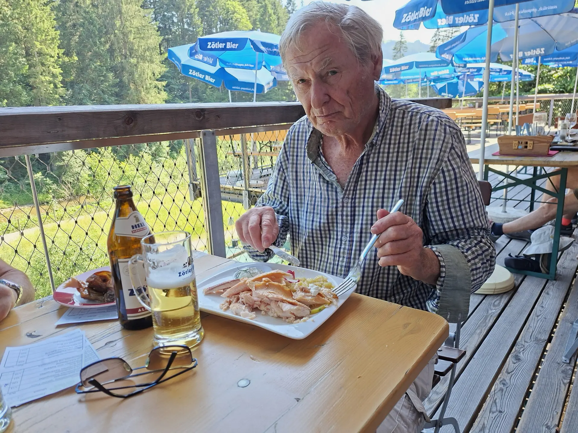 Wanderung von Gunzesried zum Ofterschwanger Horn - Manfred genießt die Brotzeit | © DAV/Helga Obermüller