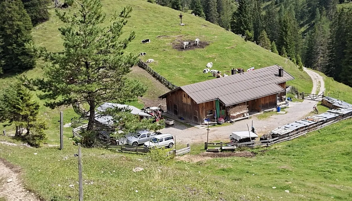 Wanderung im Karwendelgebiet - Oberbrunnalm in Sicht | © DAV/Helga Obermüller