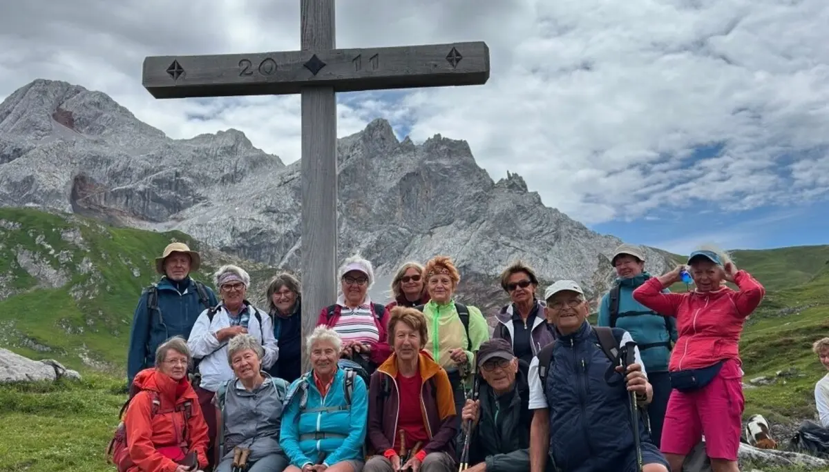 Wanderwoche in Bludenz - Gruppe 2 am Kreuz bei der Lünersee-Alm | © DAV/Beate Schak
