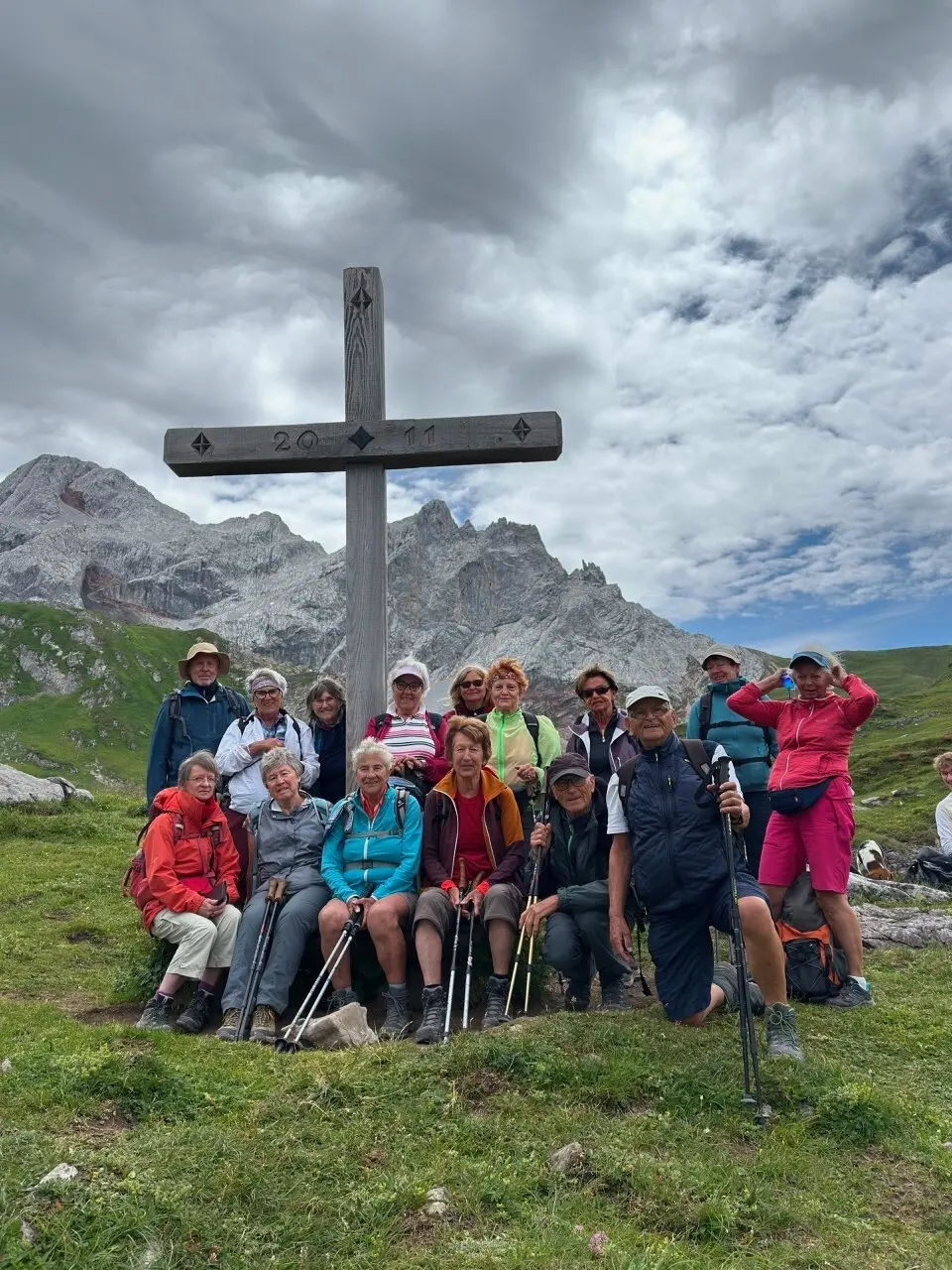 Wanderwoche in Bludenz - Gruppe 2 am Kreuz bei der Lünersee-Alm | © DAV/Beate Schak