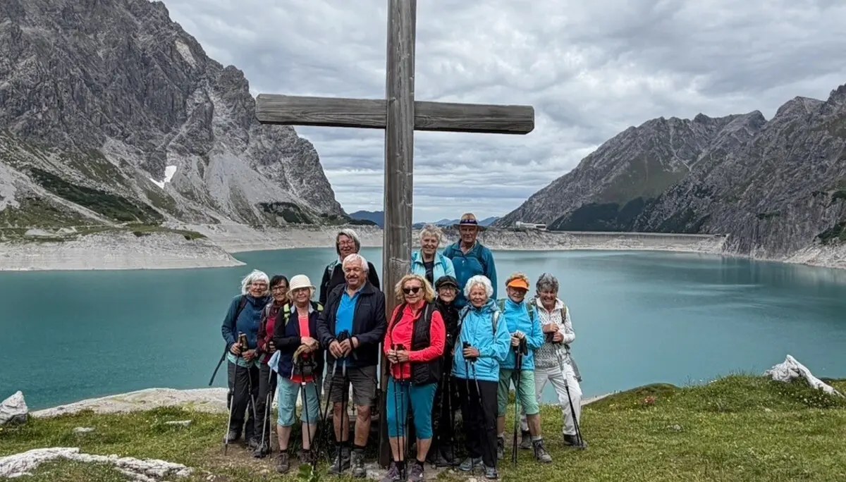 Wanderwoche in Bludenz - Gruppe 3 am Kreuz bei der Lünersee-Alm | © DAV/Beate Schak