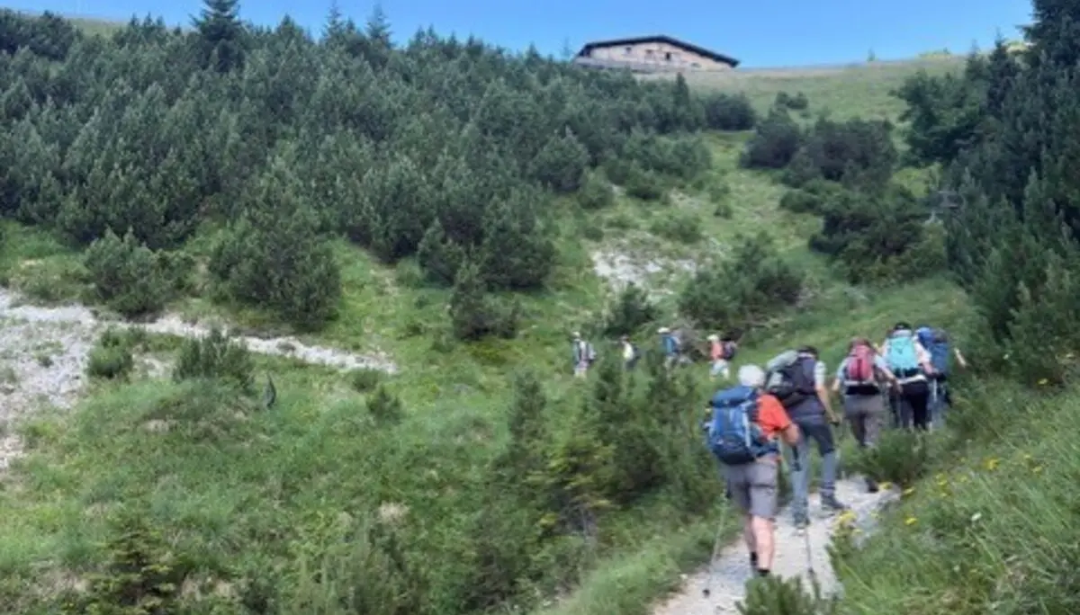 Wanderwoche in Bludenz - Gruppe 2 am Aufstieg und Frassenhütte in Sicht | © DAV/Beate Schak