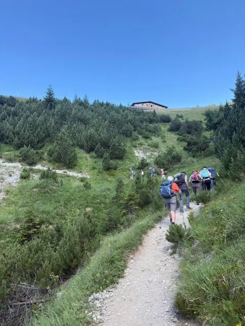 Wanderwoche in Bludenz - Gruppe 2 am Aufstieg und Frassenhütte in Sicht | © DAV/Beate Schak