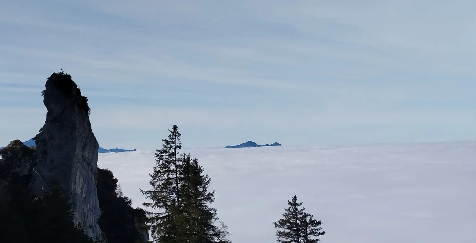 links Gipfelkreuz Spitzigschröfle - Nebel im Tal und im Hintergrund Alpspitze und Edelsberg | © Alena Srovnalova