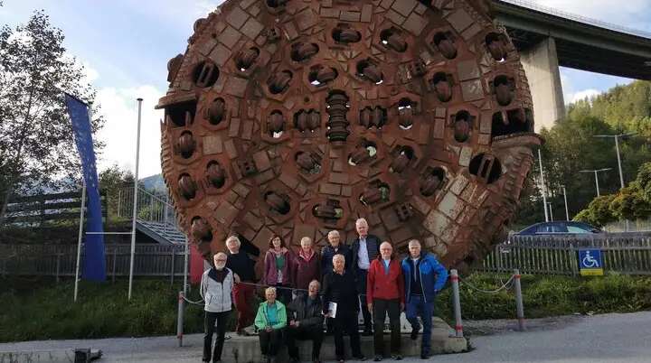 Auf dem Bild die Teilnehmer vor dem Bohrkopf der kleineren Tunnelbohrmaschine mit acht Meter Durchmesser. | © Otto Nißl