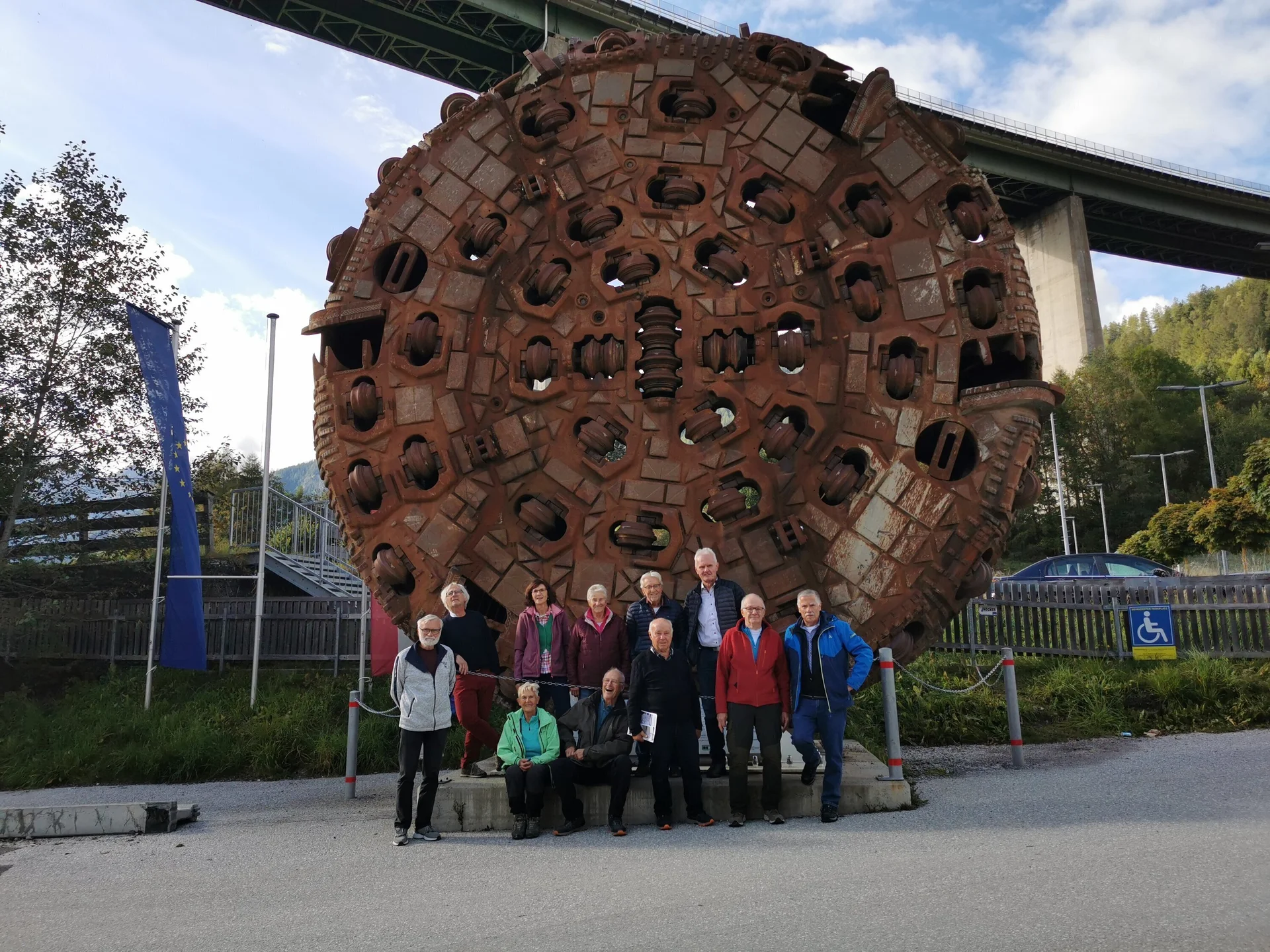 Auf dem Bild die Teilnehmer vor dem Bohrkopf der kleineren Tunnelbohrmaschine mit acht Meter Durchmesser. | © Otto Nißl