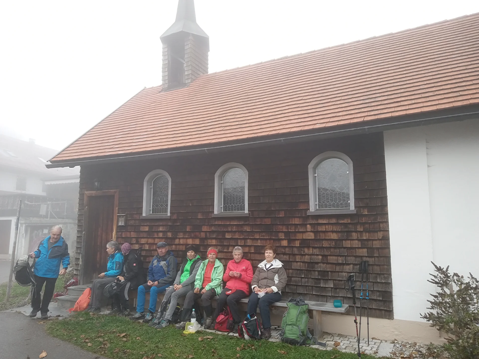 Mittagspause an der Kapelle in Rieggis | © Herbert Ginter