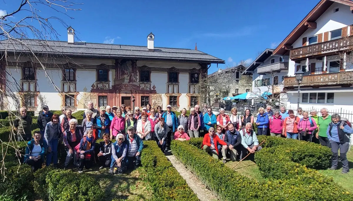Wanderung Oberammergau - Gruppenbild vor Gebäude mit Lüftlmalerei | © Alexander Bartsch
