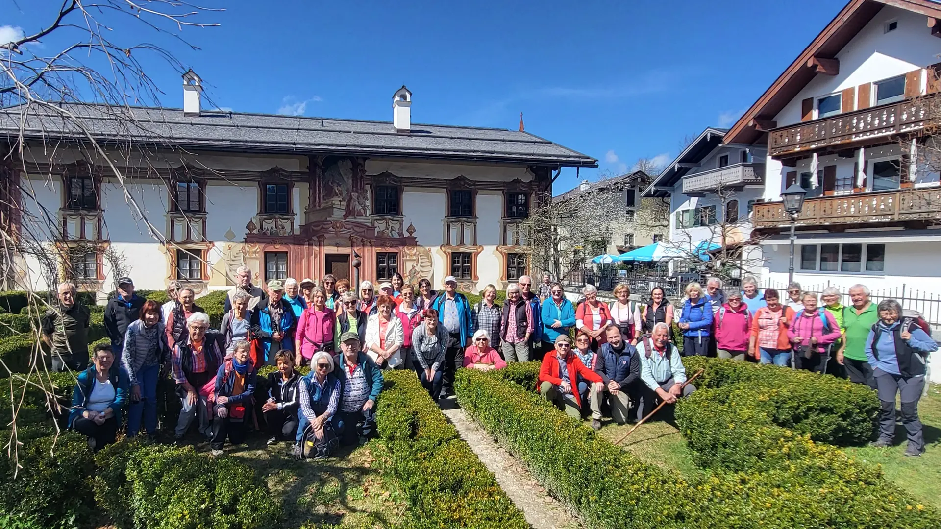 Wanderung Oberammergau - Gruppenbild vor Gebäude mit Lüftlmalerei | © Alexander Bartsch