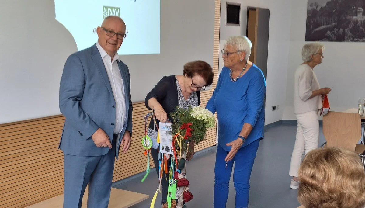 Geschenk Übergabe | © DAV/Barbara Löffler