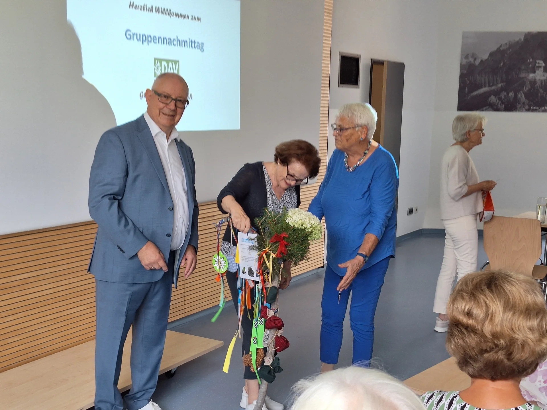 Geschenk Übergabe | © DAV/Barbara Löffler