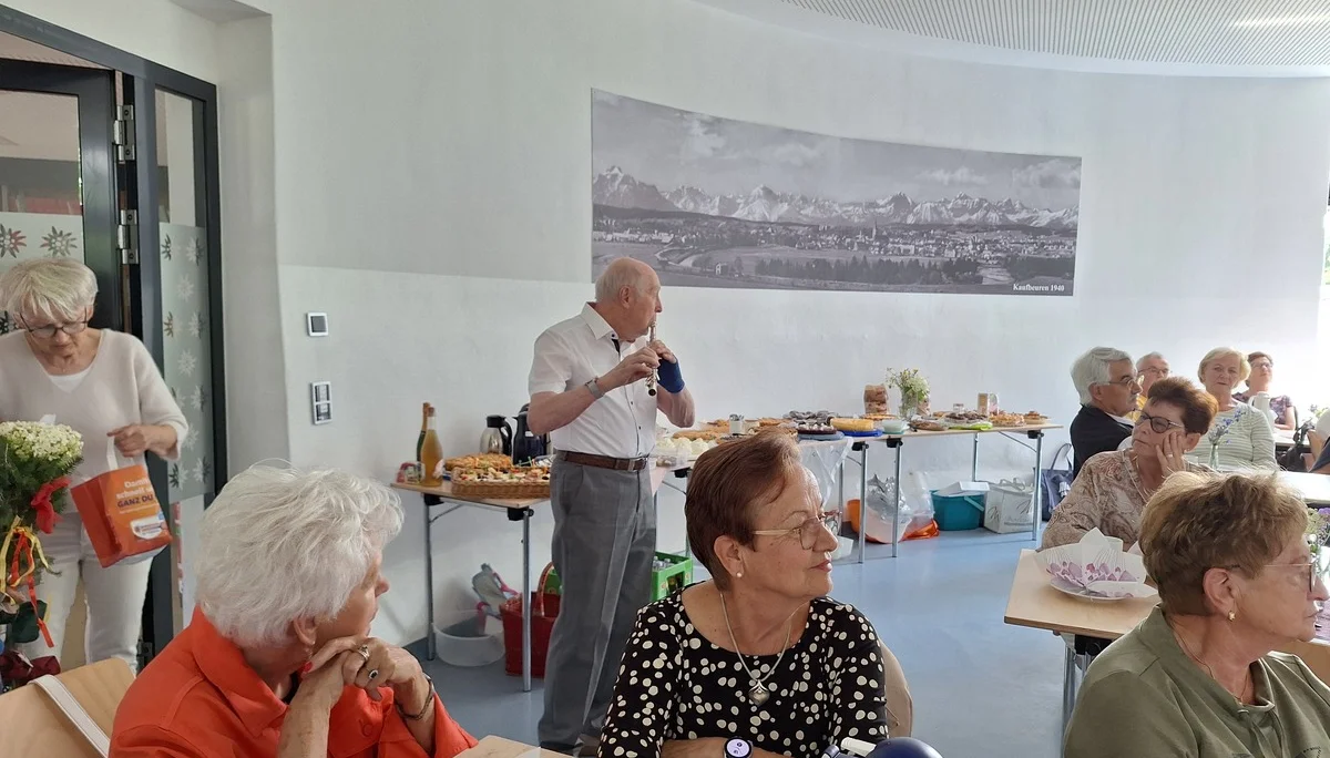 Robert spielt den beiden ein Ständchen | © DAV/Barbara Löffler