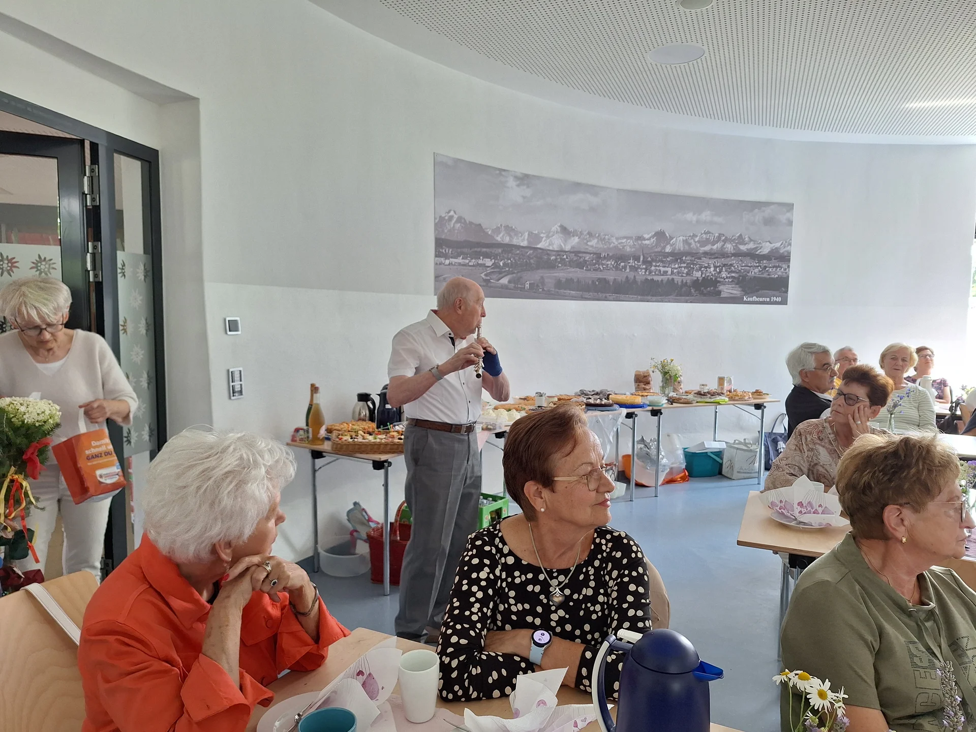 Robert spielt den beiden ein Ständchen | © DAV/Barbara Löffler