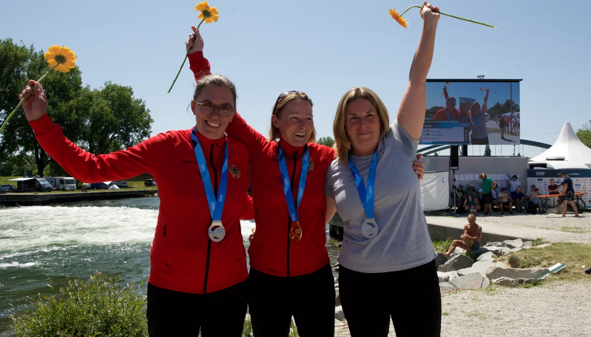 Siegerehrung v. l. n. re. Andrea Hacker, Jutta Kaiser, Julie Dion | © Jörg Lühmann