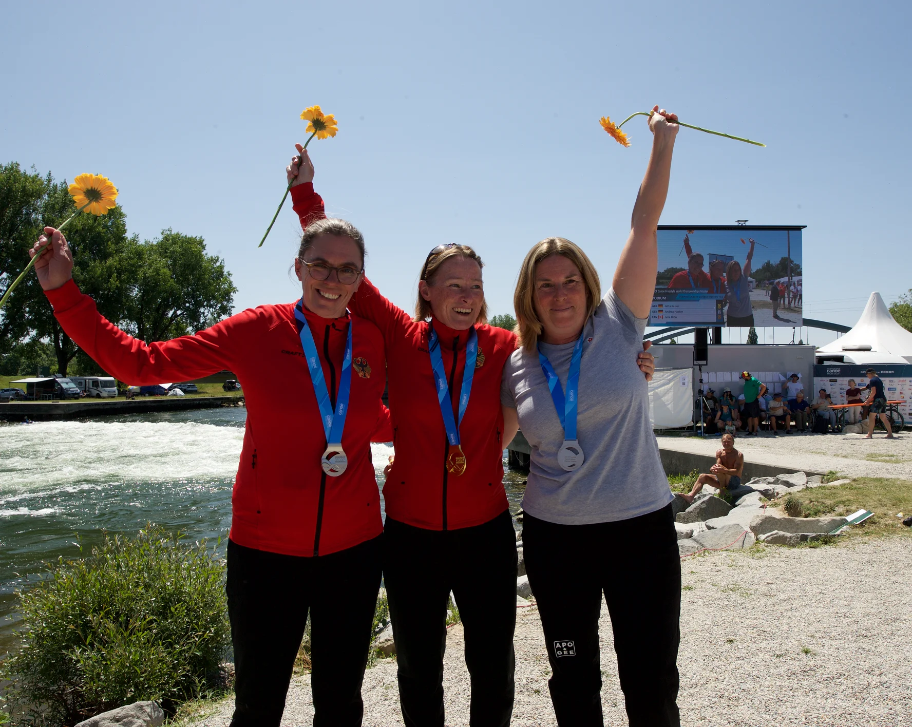 Siegerehrung v. l. n. re. Andrea Hacker, Jutta Kaiser, Julie Dion | © Jörg Lühmann