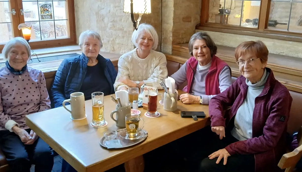 Fünf Damen bei einer fröhlichen Einkehr | © DAV/Siegfried Stanzel