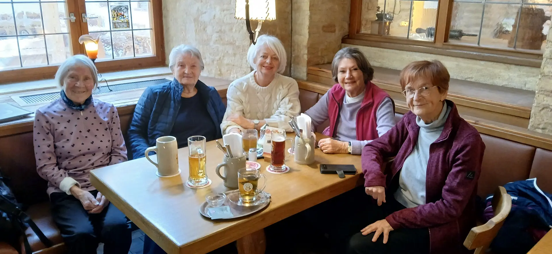 Fünf Damen bei einer fröhlichen Einkehr | © DAV/Siegfried Stanzel