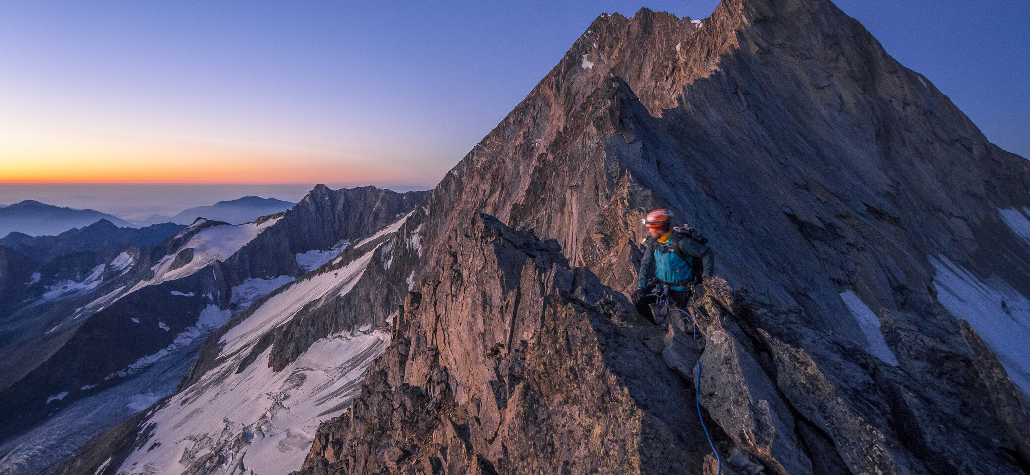 Sonnenaufgang zwischen verschneiten Berggipfeln | © DAV/Silvan Metz