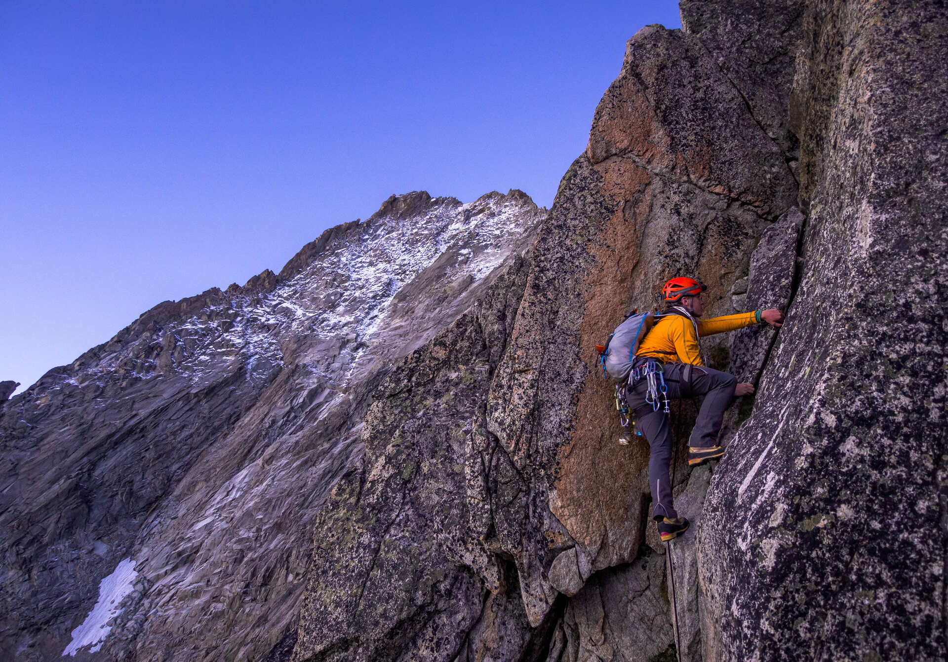 Outdoor-Klettern in den Berner Alpen | © DAV/Silvan Metz Ein Kletterer auf dem Nesthorn in den Berner Alpen | © DAV/Silvan Metz