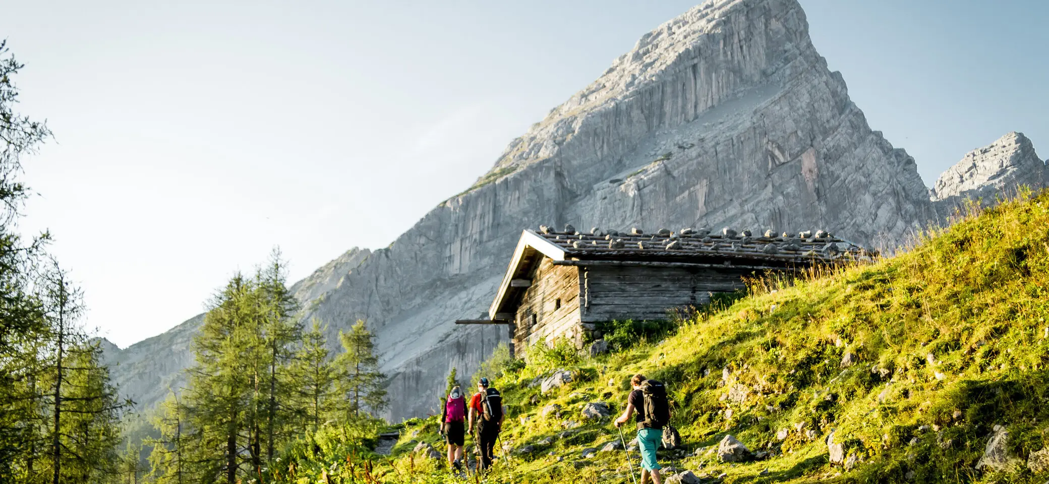 Watzmannueberschreitung: Eine Wandergruppe vor einer Hütte | © DAV/Hans Herbig